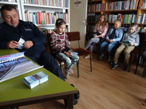 policjant czytający dzieciom