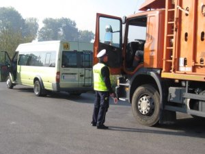 funkcjonariusz stojący przy ciężarówce