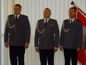 Stojący komendanci Policji od lewej insp. Michał Ledzion, mł. insp. Jarosław Popczyński, kom. Mariusz Medwecki