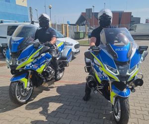 policjanci na motocyklach służbowych