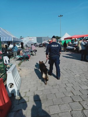 Umundurowany policjant patroluje Targowisko Miejskie