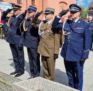 Komendant Miejski Policji w Ostrołęce insp. Mirosław Olszewski wraz z innymi służbami mundurowymi składa kwiaty pod Pomnikiem
