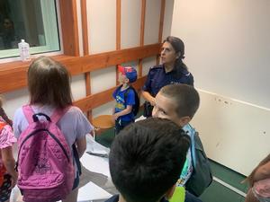 Policjanci rozmawiali z dziećmi o ich bezpieczeństwie podczas wakacji