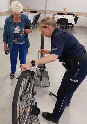 Policjanci znakują rowery Seniorom