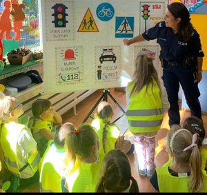 spotkanie policjantów z dziećmi w ramach akcji bezpieczna droga do szkoły