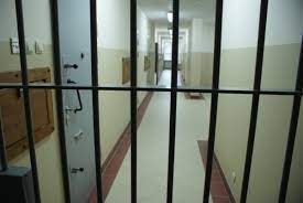 widok pomieszczenia dla osób zatrzymanych zza krat