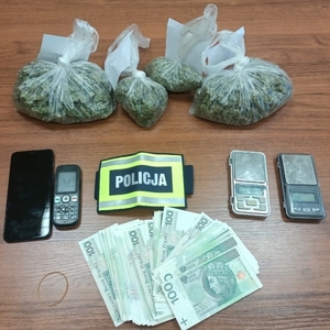 zabezpieczone narkotyki, pieniądze, wagi i telefony