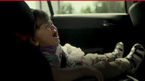 Dziecko siedzące w samochodzie
