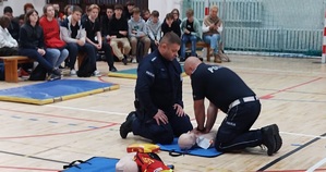 policjanci uczą uczniów udzielania pierwszej pomocy