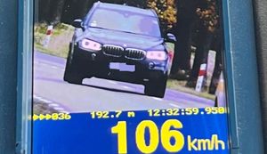 Na zdjęciu ekran miernika prędkości, na nim pojazd bmw