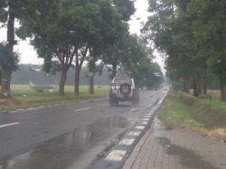 samochód jadący w deszczu
