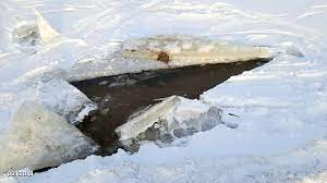 złamana tafla lodu na zbiorniku wodnym