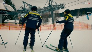 Policjanci jeżdżący na nartach