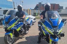 policjanci na motocyklach policyjnych