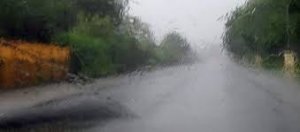 widok zza szyby samochodowej podczas opadów deszczu