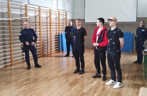 spotkanie policjantów z uczniami promujące służbę w Policji