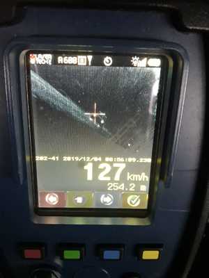 Zdjęcie poglądowe przedstawiające wynik prędkości z laserowego miernika