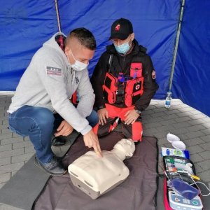 Instruktaż udzielany przez ratownika medycznego z zakresu udzielania pierwszej pomocy przedmedycznej mieszkańcowi Ostrołęki z użyciem Fantoma