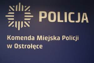 Na zdjęciu widzimy logo policji. Po jego prawej stronie napis POLICJA, poniżej napis Komenda Miejska Policji w Ostrołęce