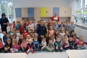 Wizyta policjanta u przedszkolaków z ZOW w Białkach