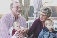 Dzień Babci i Dziadka – to również okazja do zadbania o bezpieczeństwo seniorów
