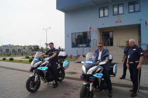 Przekazanie dwóch motocykli siedleckim policjantom