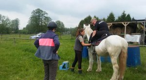 spotkanie niepełnosprawnych z dzielnicową podczas zajęć z udziałem konia