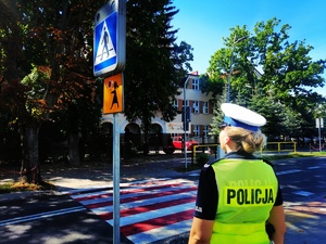 policjantka przed przejściem dla pieszych