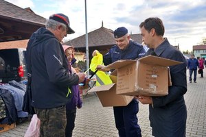 rozdawanie kamizelek na targowisku w Gniewoszowie