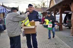rozdawanie kamizelek na targowisku w Gniewoszowie