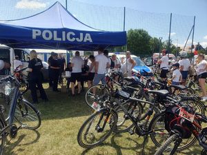 namiot policji, rowerzyści