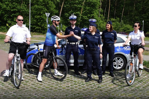 policjanci i rowerzyści