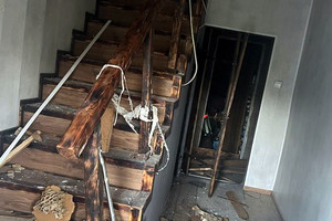 uszkodzone schody budynku