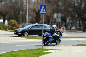 policyjny motocykl przy przejściu dla pieszych