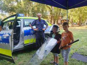radiowóz, policjant, dzieci testują wyposażenie policyjne