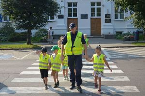 policjanci z dziećmi podczas zajęć profilaktycznych