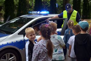 policjanci podczas spotkania profilaktycznego z dziećmi