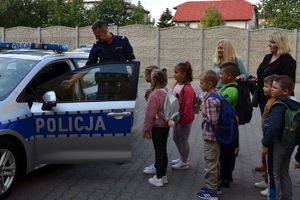 dzieci na spotkaniu w komendzie policji