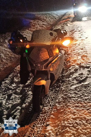 zaśnieżony motocykl