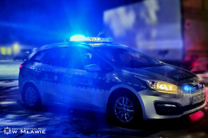 Fotografia kolorowa: radiowóz policyjny nocą