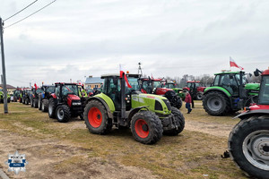 Fotografia kolorowa: Trwa protest rolników.