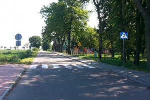 Fotografia kolorowa przedstawiająca drogę przy szkole - lustracja dróg na terenie powiatu mławskiego.