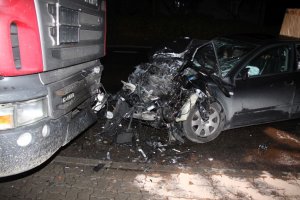 Fotografia kolorowa: wypadek w miejscowości Wiśniewo, pow. mławski, pojazd marki Audi i ciężarowy - Scania.