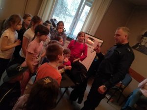 policjant podczas spotkania z dziećmi