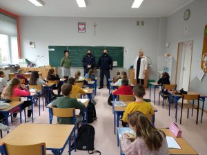 policjant z policjantką w szkole na spotkaniu z dziećmi