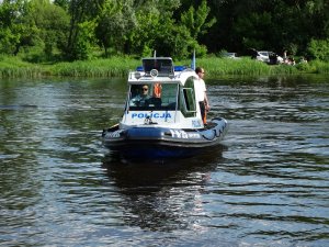 Funkcjonariusze patrolujący rzekę Narew z wykorzystaniem łodzi policyjnej.