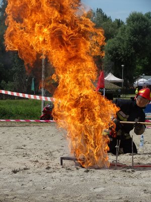Pokaz przeprowadzony przez funkcjonariusza PSP w Pułtusku - ogień wywołany gaszeniem rozgrzanego tłuszczu wodą