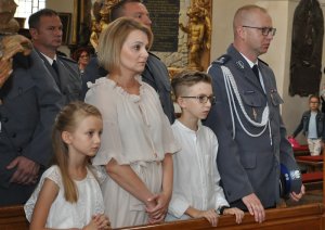 Komendant Powiatowy Policji w Pułtusku wraz z rodziną podczas uroczystej Mszy Świętej z okazji Święta Policji