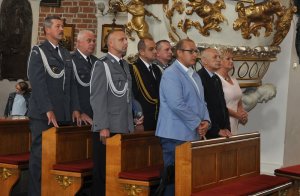 I Zastępca Komendanta Powiatowego Policji w Pułtusku wraz z przedstawicielami władz samorządowych i służb mundurowych podczas Mszy Świętej