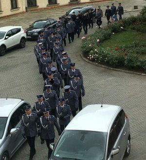 Policjanci podczas przemarszu na teren Domu Polonii